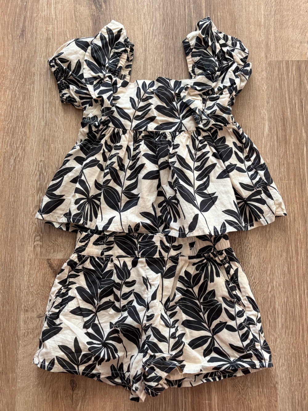 Janie and Jack Baby Girl Tropical Top and Short Set with Black Leaf 6-12 mos